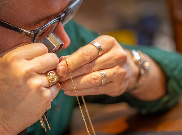 inspect jewelry